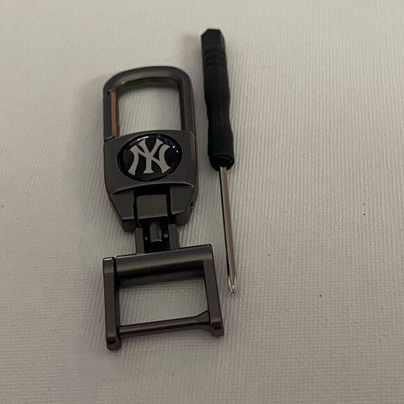 MLB New York Yankees Key Fob Keychain in Metal NWT - Picture 3 of 6